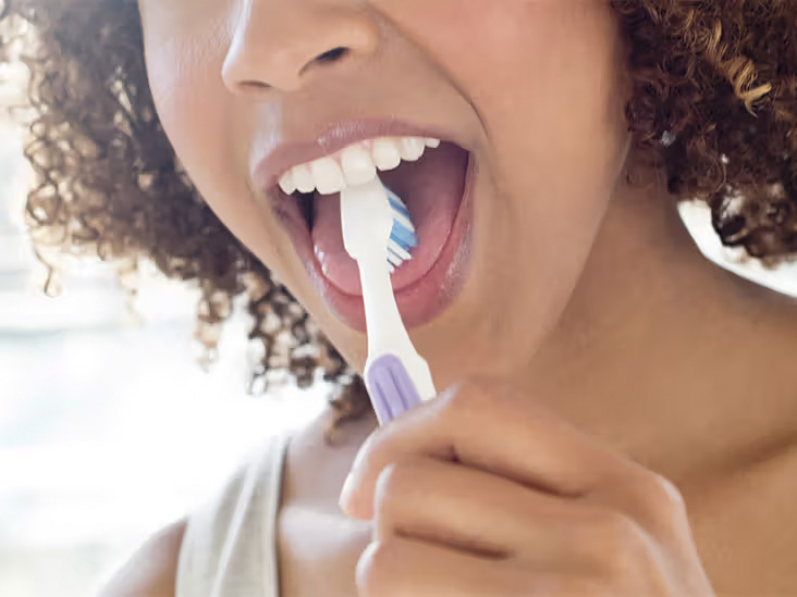 Female_Brushing_Tongue_732x549-thumbnail.jpg